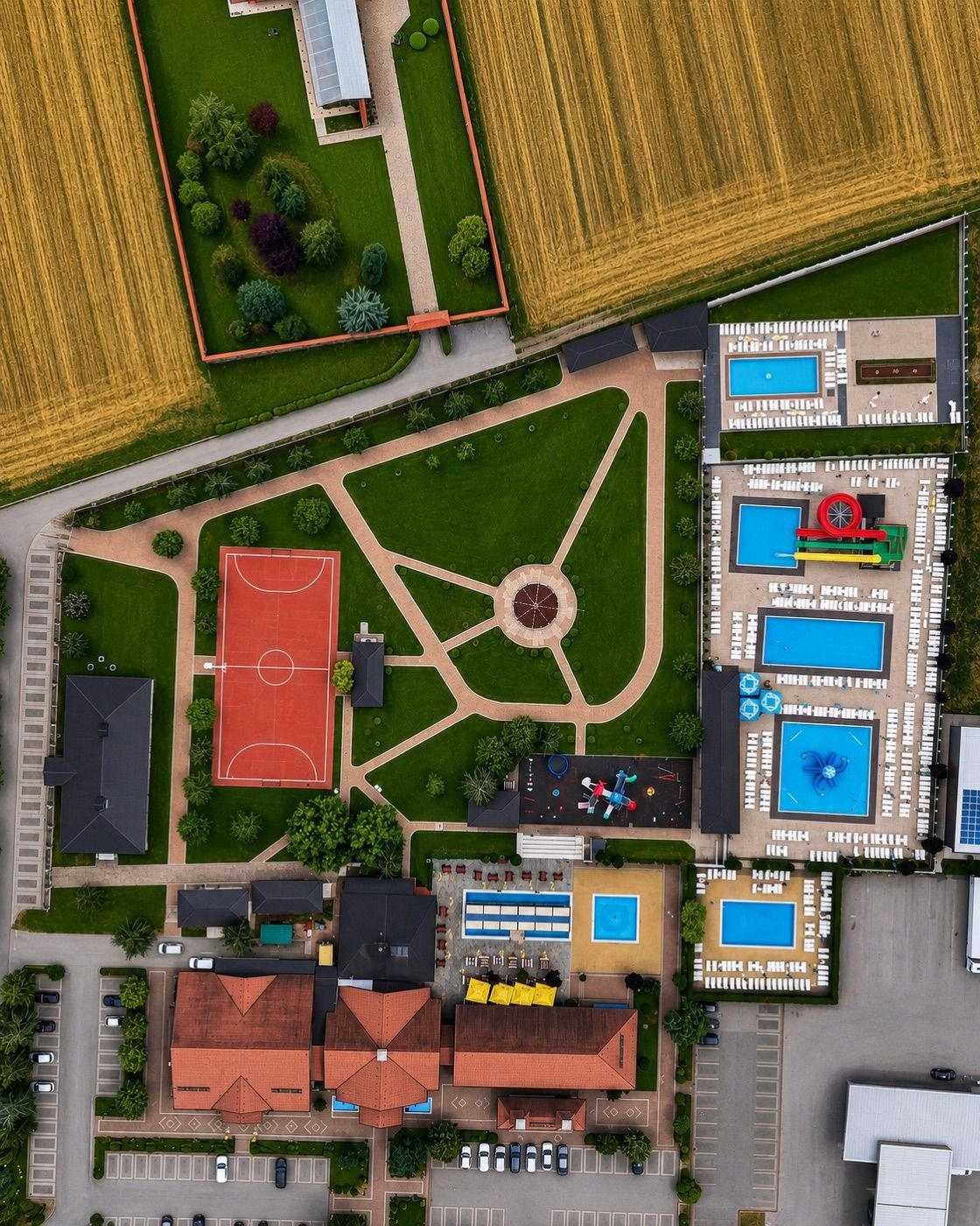 Semberski salaš iz zraka: polja, objekti i bazeni